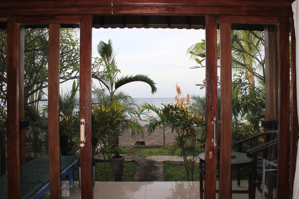 Coconut Beach Bungalows & Warung Exst Temanteman 2 Amed  Exterior photo